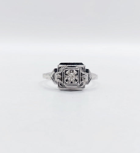 Bague 53 Bague art deco or blanc 18k ornée d'un diamant rond dans une monture géométrique finement travaillée (circa 1930) 58 Facettes A04979