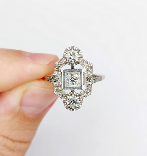 Bague 64 Bague tank Art Déco or jaune et Platine, diamants, monture géométrique (circa 1920) 58 Facettes A05582