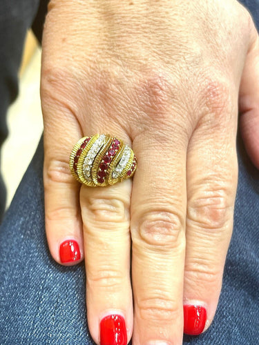 Bague 53 Bague en or jaune 18 carats sertie de rubis et diamants , taille 53 ajustable 58 Facettes