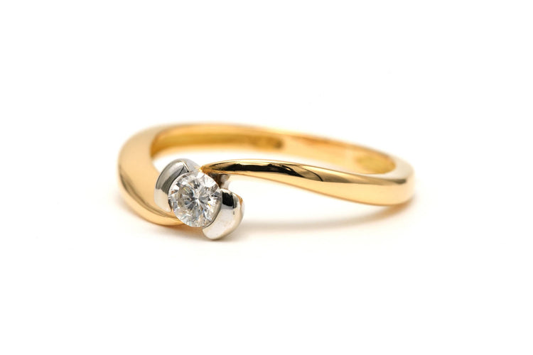 Bague contemporaine en or jaune et blanc 18 carats sertie d'un diamant "taille" brillant (+-0.16ct)