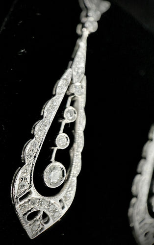 Boucles d'oreilles Paire de boucles d'oreilles pendante serties de brillants 58 Facettes