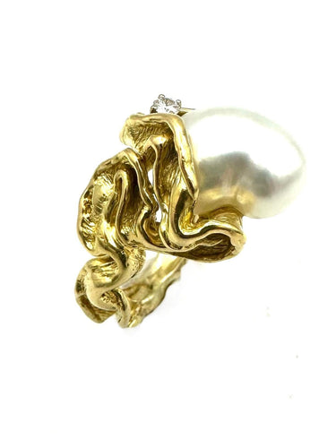 Bague 57 GILBERT ALBERT. Bague or jaune 18K, perle et diamant 58 Facettes
