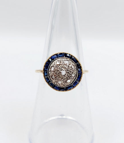 Bague 51.5 Bague cible art deco or jaune 18k ornée de diamants taillés en roses entouré de saphirs calibrés synthétiques (circa 1930) 58 Facettes A04977