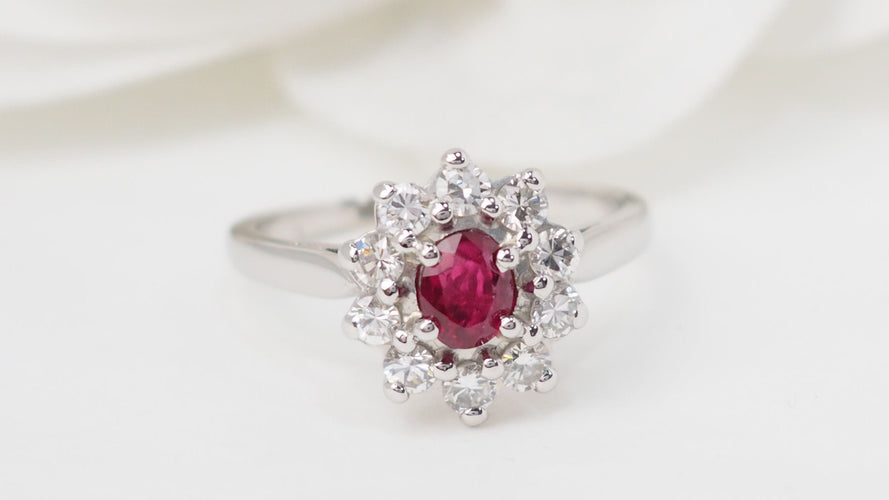 Bague 53 Bague marguerite en or blanc, rubis et diamants 58 Facettes 31286