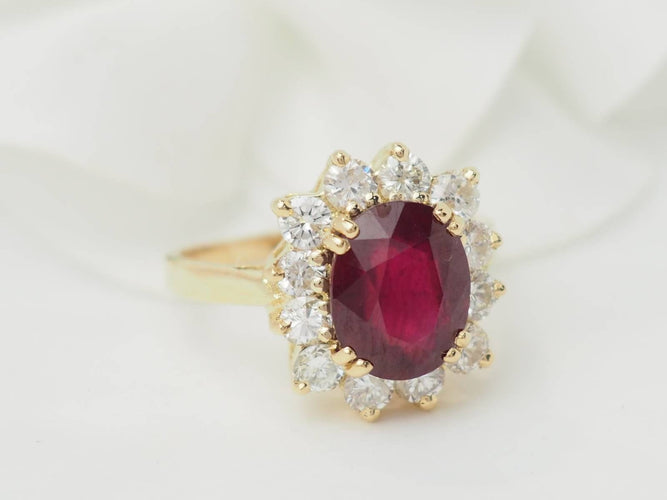 Bague 54 Bague entourage en or jaune, rubis et diamants 58 Facettes F5046