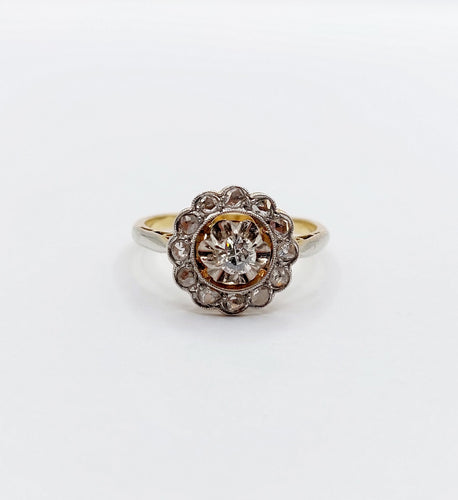 Bague 53.5 Bague marguerite circa 1910 en or 18k, platine et diamants 58 Facettes A06629