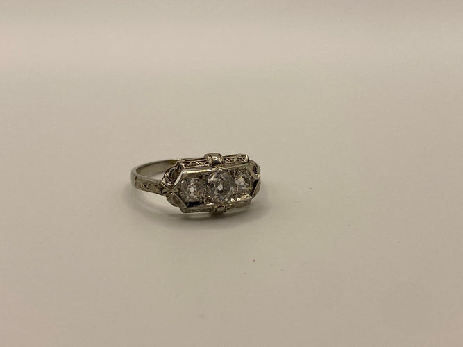 Bague 52 Bague ancienne Art Déco en platine et diamants 58 Facettes