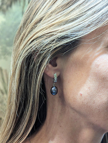 Boucles d'oreilles Boucles d'oreilles en or blanc diamants et perles grises 58 Facettes