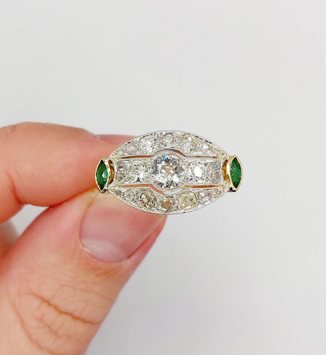 Bague 54.5 Bague marquise inversée Art déco en or 18k et platine, diamants et émeraudes 58 Facettes A06453