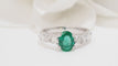 Bague 53 Bague en or blanc, émeraude et diamants 58 Facettes 32626
