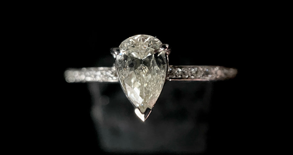 Bague 57 Bague alliance sertie d'un diamant taillé poire de 0,75 carat 58 Facettes
