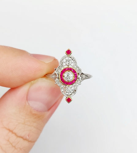 Bague 51 Bague marquise Art déco en platine, diamants taille ancienne et rubis synthétiques 58 Facettes A06548