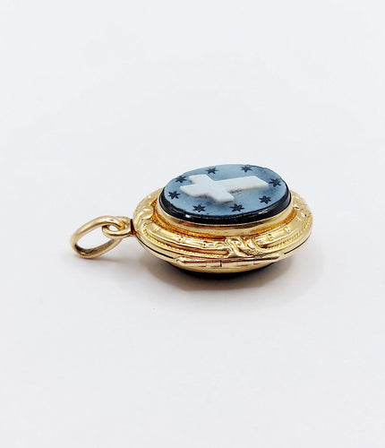 Pendentif Pendentif porte photo souvenir antique or jaune 18k plaques noires, croix et étoiles (circa 1900) 58 Facettes A06198