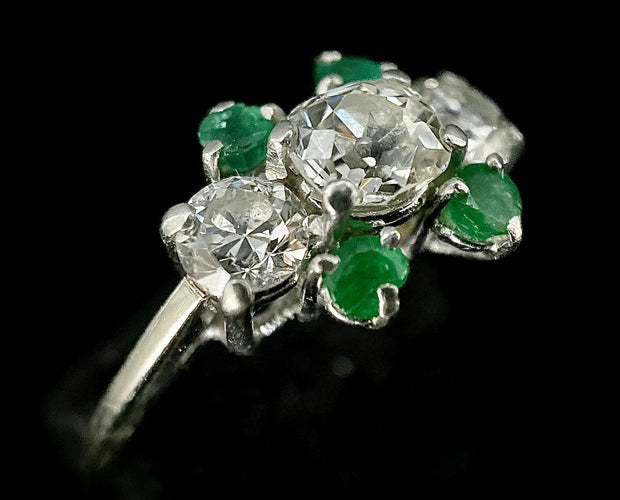 Bague 56 Bague or blanc diamant ovale de 0,70 carat et émeraudes 58 Facettes