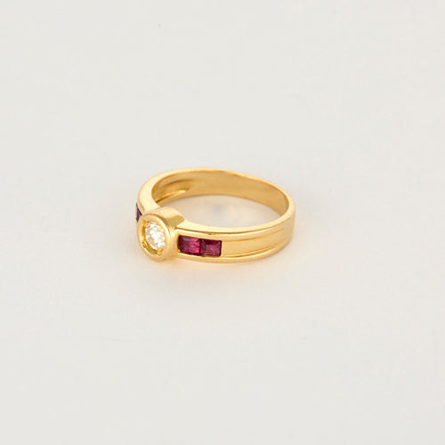 Bague 53.5 Bague or jaune, diamant et rubis de syhtèse calibrés 58 Facettes SOI31412
