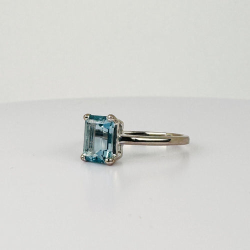 Bague 57 Bague en or blanc 18 carats avec aigue-marine taille émeraude 58 Facettes 2410024