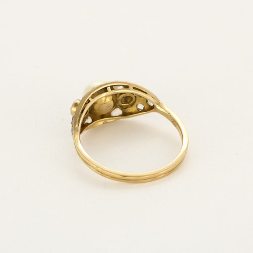 Bague en or de deux couleurs, perles et diamants taillés en rose.