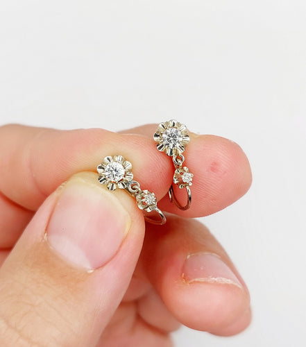 Boucles d'oreilles Dormeuses Art Déco or blanc, diamants taille brillants 58 Facettes A05861