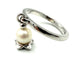 Bague 52 DIOR. Collection "Muguet", bague or blanc 18K et perle 58 Facettes