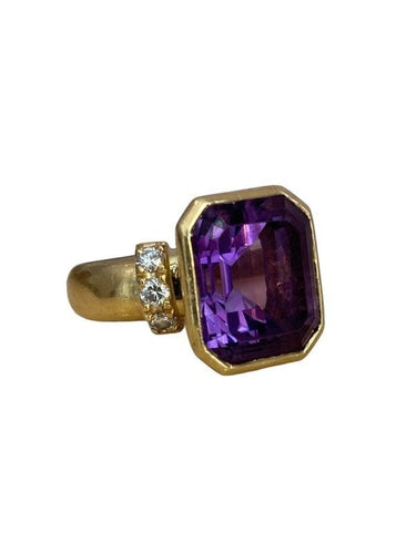 Bague 55 Importante bague, en or jaune, améthyste et diamants 58 Facettes