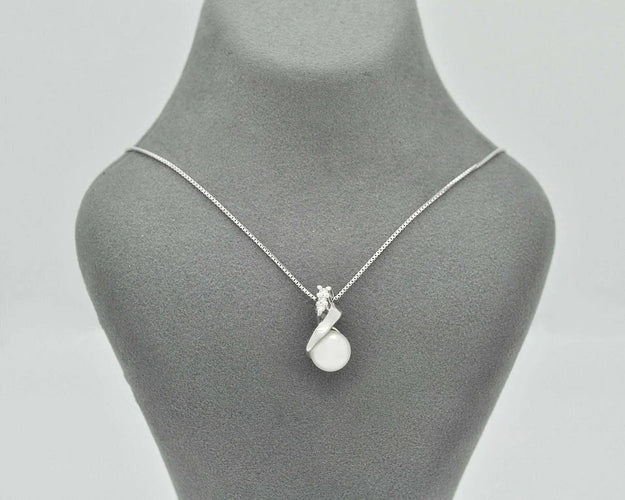 Collier Collier en or blanc avec perle et diamants 58 Facettes 10852