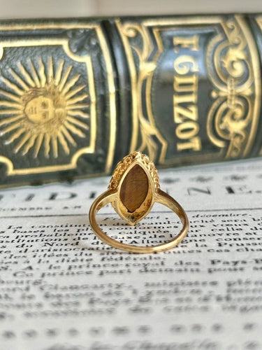 Bague 52 Bague ancienne en or jaune 18k œil de tigre et perles 58 Facettes