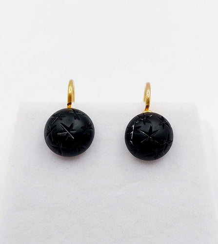 Boucles d'oreilles Dormeuses antique or 18k cabochon de jais gravé d'étoiles (circa 1900) 58 Facettes A06201