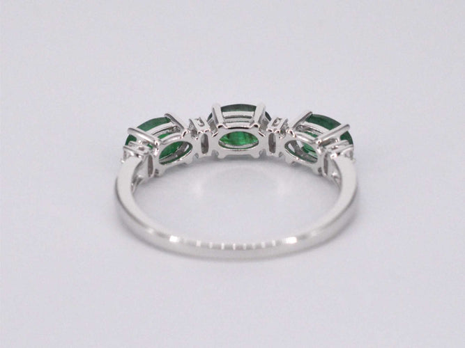 Bague Bague en or blanc avec diamants et émeraude 58 Facettes 2126