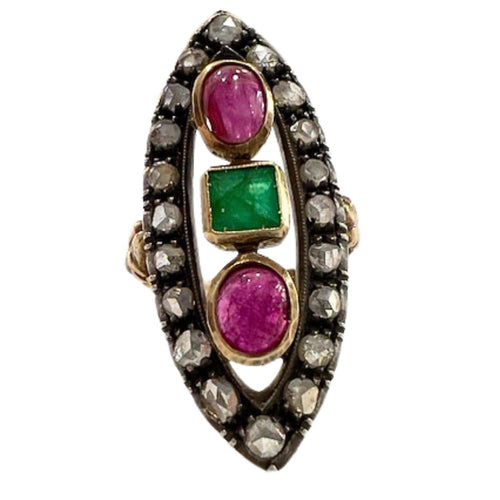 BAGUE NAVETTE EN OR 18 KT AVEC RUBIS ET ÉMERAUDE, DESIGN ANTIQUE DU XXE SIÈCLE