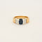 Bague 57 Bague jonc or jaune et gris, centrée d'un saphir 58 Facettes