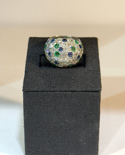 Bague 50 Bague dôme pavée de diamants , saphirs et émeraudes 58 Facettes