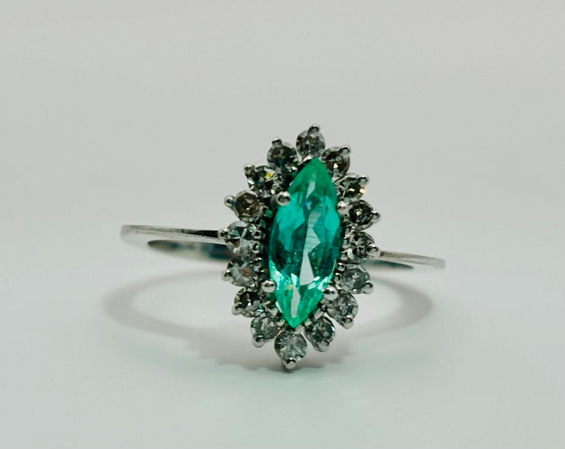 Bague 54 Bague en or blanc avec une émeraude centrale et des diamants 58 Facettes 50272