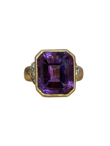 Bague 55 Importante bague, en or jaune, améthyste et diamants 58 Facettes