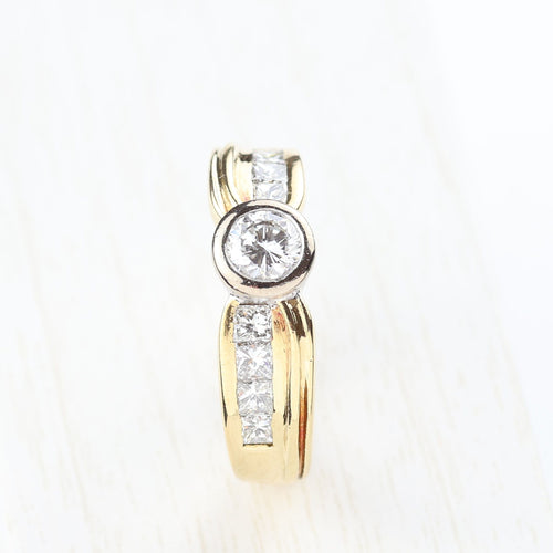 Anillo en oro amarillo 18K con diamantes talla brillante y princesa 58 Facettes 129555D
