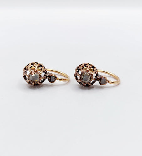 Boucles d'oreilles Dormeuses victorienne or jaune et diamants sur paillon et sertis fleurs de lys 58 Facettes A05651