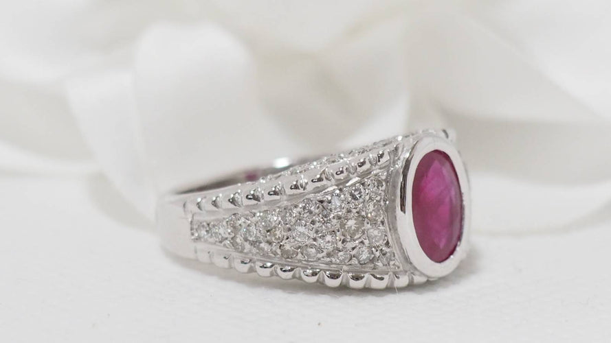 Bague 57 Bague Jonc en or blanc, rubis ovale et diamants 58 Facettes F4832