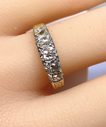 Bague 55 Bague jonc en or jaune 18 carats sertie de 5 diamants, vers 1900 58 Facettes AB512