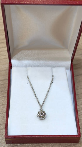Collier Collier en or blanc 18 carats avec pendentif marguerite en diamants 58 Facettes