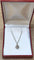 Collier Collier en or blanc 18 carats avec pendentif marguerite en diamants 58 Facettes