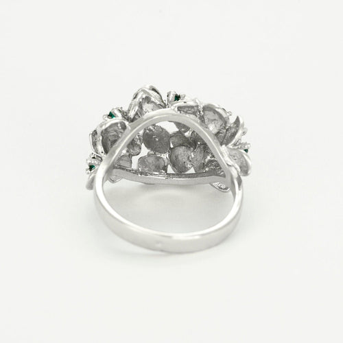 Bague 54 Bague à décor d'hortensia or blanc et émeraudes 58 Facettes GU174
