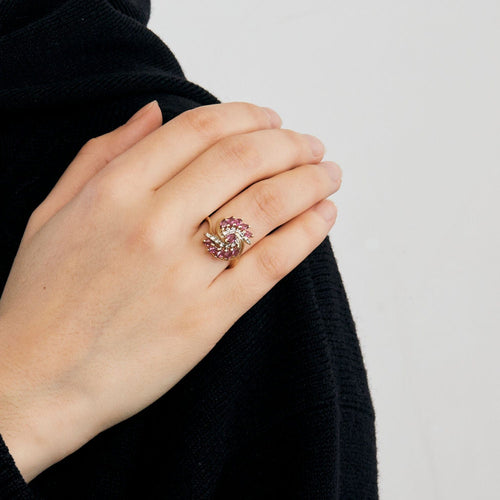 Bague Bague cocktail orné de saphirs roses et diamants 58 Facettes SPEV 16