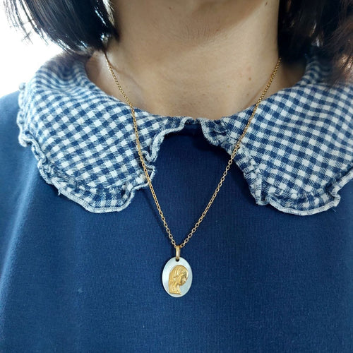 Pendentif Médaille de la Vierge Marie nacre et or jaune 58 Facettes 240