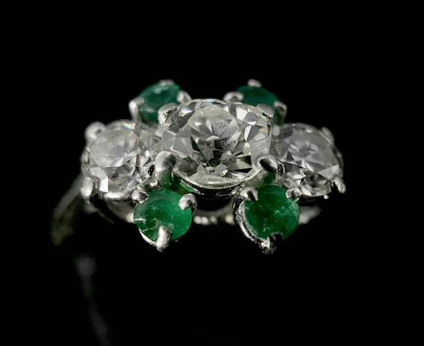 Bague 56 Bague or blanc diamant ovale de 0,70 carat et émeraudes 58 Facettes