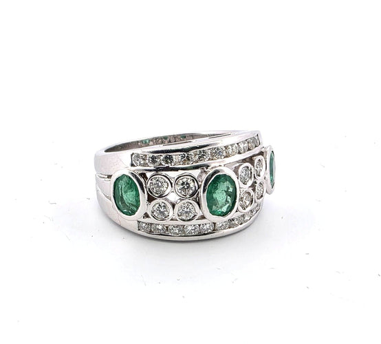 Bague Bague en or blanc des années 1970 avec émeraudes et diamants 58 Facettes
