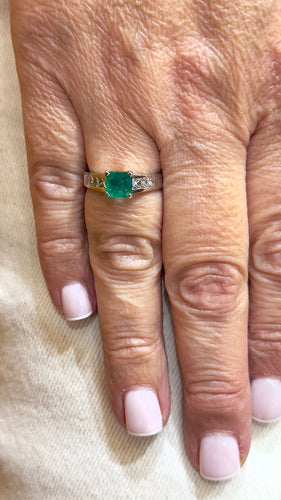 Bague 53 Bague en or blanc émeraude de Colombie et diamants princesses 58 Facettes