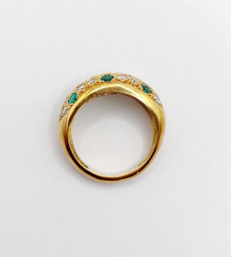 Bague 50 Bague dôme bombée pavée en or 18k et diamants, émeraudes 58 Facettes A06602