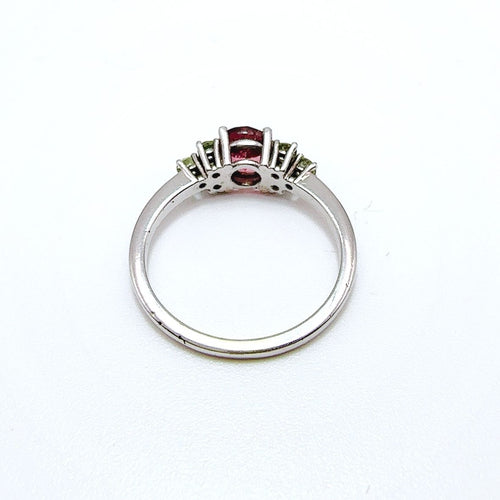 Bague Bague en or blanc de style vintage avec tourmaline ovale et péridots. 58 Facettes 50346