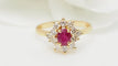 Bague marguerite en or jaune, rubis et diamants