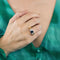 Bague 57 Bague jonc or jaune et gris, centrée d'un saphir 58 Facettes