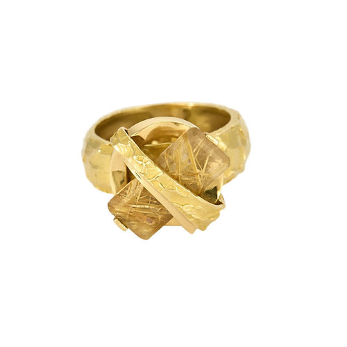 Bague 56 Bague en or jaune amati et texturé sertie d'un quartz cheveux de Vénus 58 Facettes OYO0682